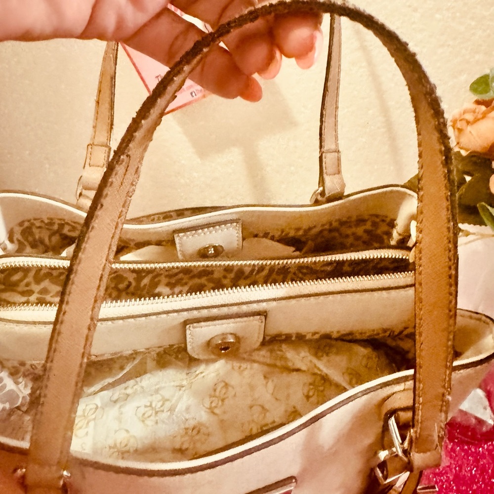 “Guess” Large hand Bag - Picture 15 of 16
